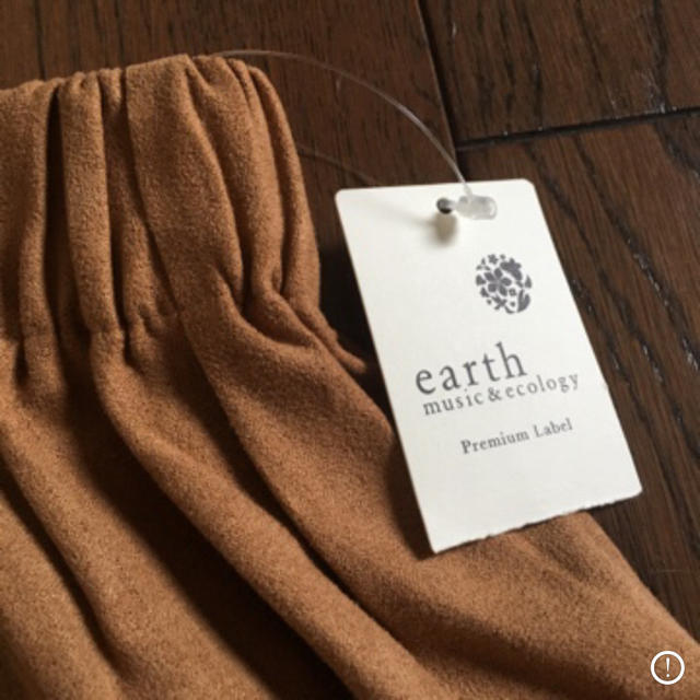 earth music & ecology(アースミュージックアンドエコロジー)のearth スウェードスカート レディースのスカート(ひざ丈スカート)の商品写真