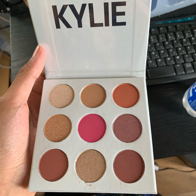 Kylie Cosmetics(カイリーコスメティックス)の【未使用】カイリーコスメティック アイシャドウパレット コスメ/美容のベースメイク/化粧品(アイシャドウ)の商品写真