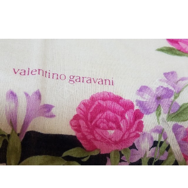 valentino garavani(ヴァレンティノガラヴァーニ)の【中古・美品】花柄ハンカチ　 garavani　送料込み♪ レディースのファッション小物(ハンカチ)の商品写真