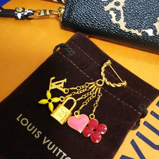 LOUIS VUITTON(ルイヴィトン)のLOUIS VUITTON レア/ブローチ /チャーム《未使用品》 レディースのアクセサリー(ブローチ/コサージュ)の商品写真