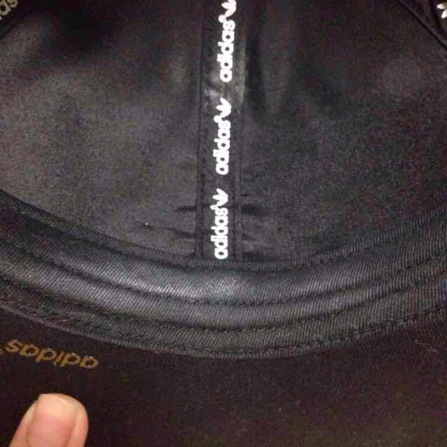 adidas(アディダス)のアディダスadidas黒キャップ金ロゴ メンズの帽子(キャップ)の商品写真
