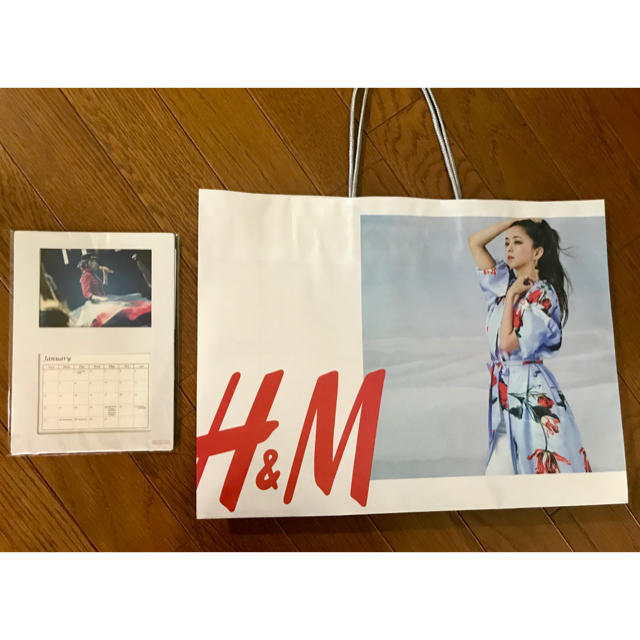 H&M(エイチアンドエム)の2点セット 安室奈美恵 卓上カレンダー H&M ショップバッグ 限定 ショッパー エンタメ/ホビーのタレントグッズ(ミュージシャン)の商品写真