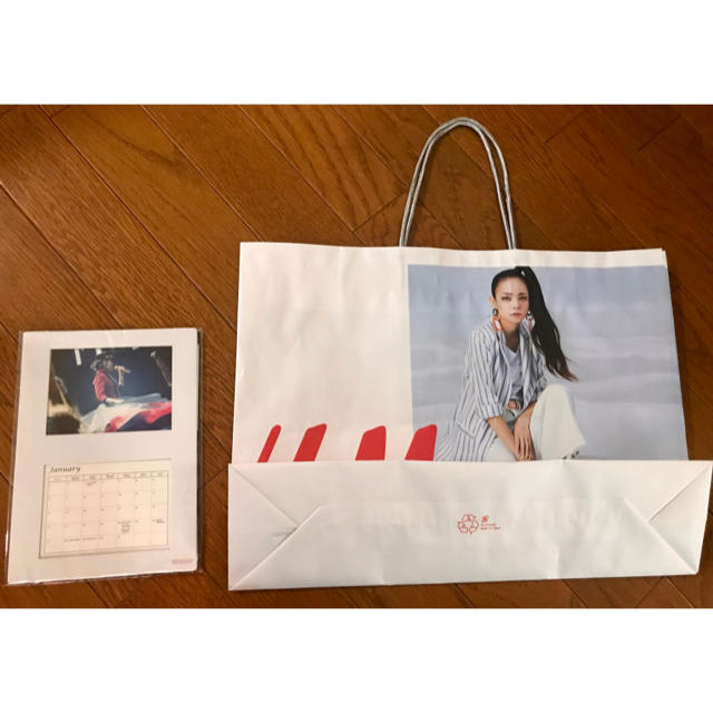 H&M(エイチアンドエム)の2点セット 安室奈美恵 卓上カレンダー H&M ショップバッグ 限定 ショッパー エンタメ/ホビーのタレントグッズ(ミュージシャン)の商品写真