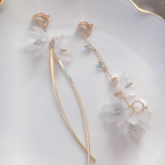 JILL by JILLSTUART(ジルバイジルスチュアート)の残りわずか フラワーアシメイヤリング 花びら レディースのアクセサリー(イヤリング)の商品写真