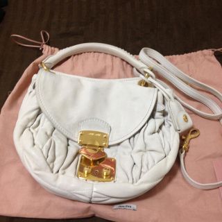 ミュウミュウ(miumiu)の週末SALE‼miumiuマトラッセ(ハンドバッグ)