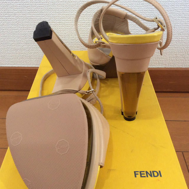 FENDI(フェンディ)のフェンディFENDEI イエロー 黄色 ベージュ クリア ヒール サンダル 37 レディースの靴/シューズ(サンダル)の商品写真