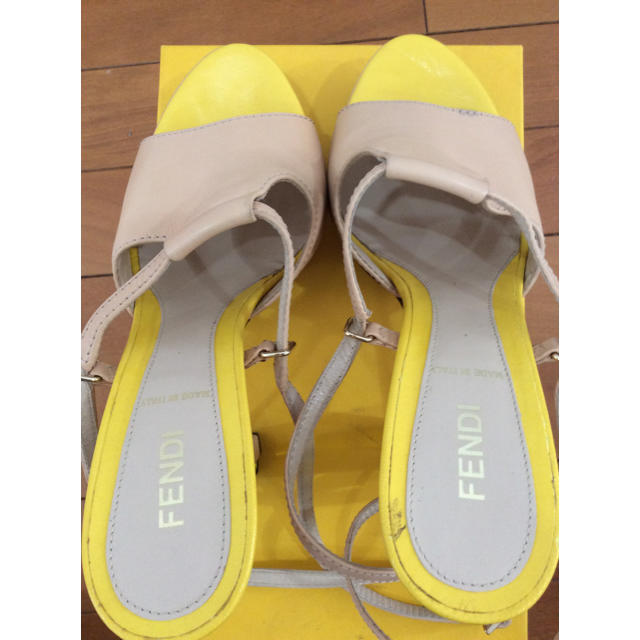 FENDI(フェンディ)のフェンディFENDEI イエロー 黄色 ベージュ クリア ヒール サンダル 37 レディースの靴/シューズ(サンダル)の商品写真