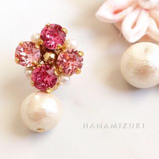 スワロフスキー(SWAROVSKI)のお花モチーフのお上品イヤリング(イヤリング)