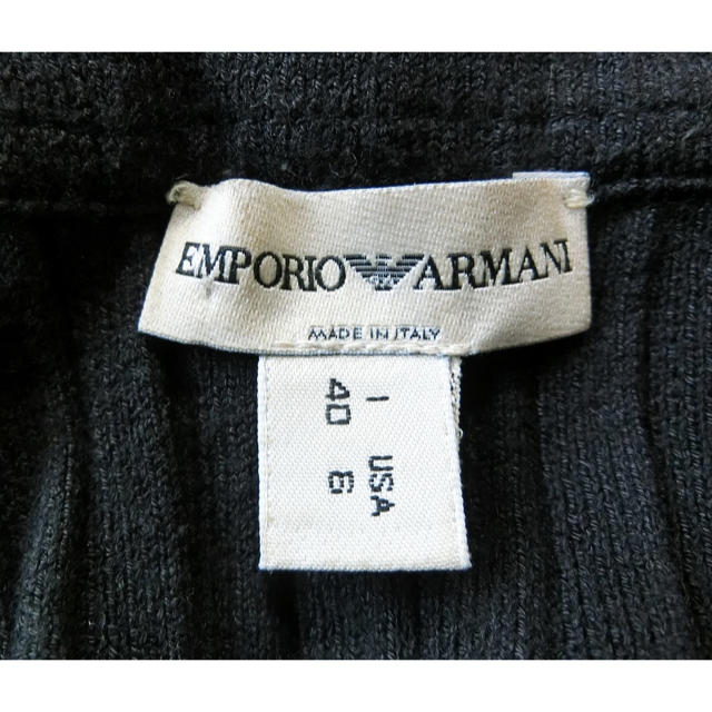 Emporio Armani(エンポリオアルマーニ)のARMANI エンポリオ アルマーニ　黒でシャツを重ね着したノースリーブセーター レディースのトップス(ニット/セーター)の商品写真