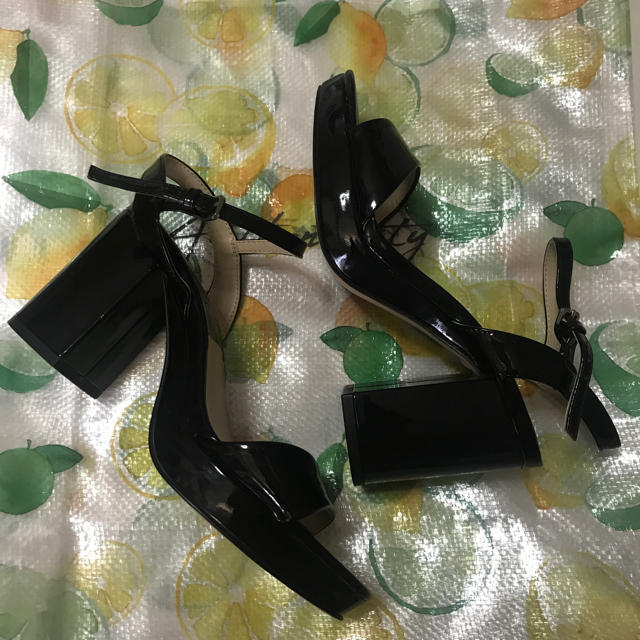ZARA(ザラ)のZARA エナメル ストラップサンダル ブラック チャンキーヒール 8㎝ レディースの靴/シューズ(サンダル)の商品写真