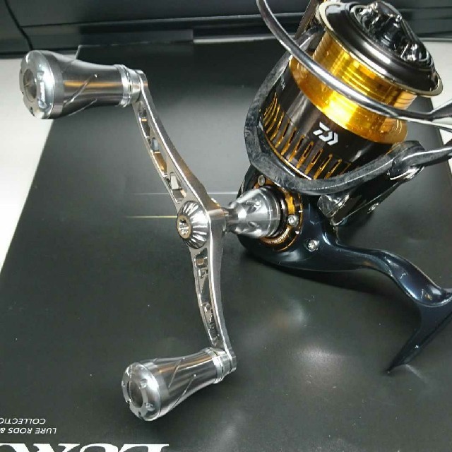 DAIWA(ダイワ)の▼GOMEXUS▼ウィング型 アルミ削り出し ダブルハンドル＆ハンドルノブ２個 スポーツ/アウトドアのフィッシング(リール)の商品写真