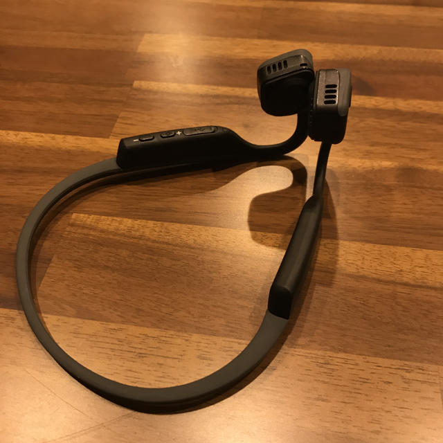 AFTERSHOKZ TREKZ TITANIUM 骨伝導イヤフォン スマホ/家電/カメラのオーディオ機器(ヘッドフォン/イヤフォン)の商品写真