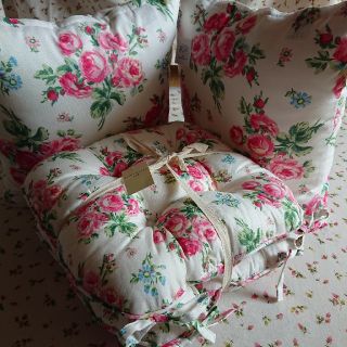 ローラアシュレイ(LAURA ASHLEY)の新品☆LAURA ASHLEY(ローラアシュレイ)☆クッション＆シートクッション(クッション)