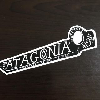 パタゴニア(patagonia)の【縦4cm横14.5cm】patagonia公式ステッカー(その他)