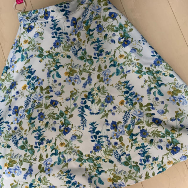 Mew's(ミューズ)の花柄スカート レディースのスカート(ひざ丈スカート)の商品写真