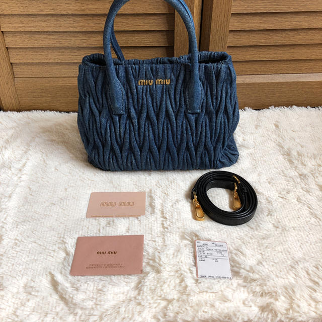 miumiu(ミュウミュウ)のUーターン様専用商品です。ミュウミュウマテラッセデニム 2wayトートバッグ レディースのバッグ(ハンドバッグ)の商品写真