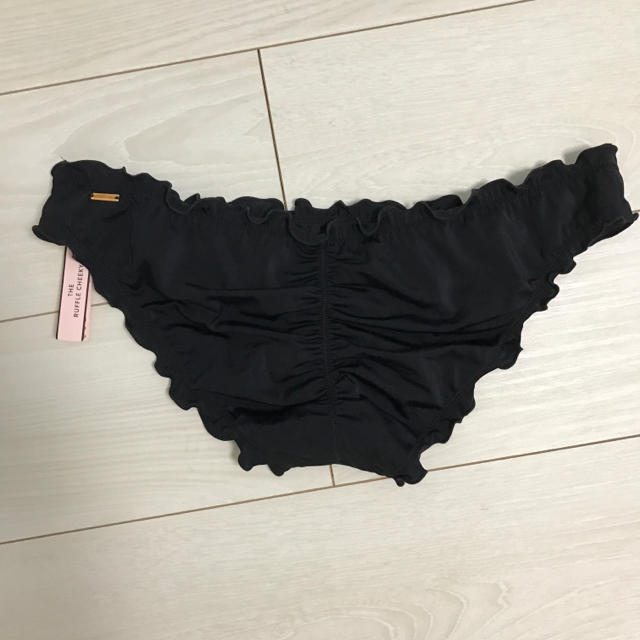 Victoria's Secret(ヴィクトリアズシークレット)の【新品】ラッフル 黒 M レディースの水着/浴衣(水着)の商品写真