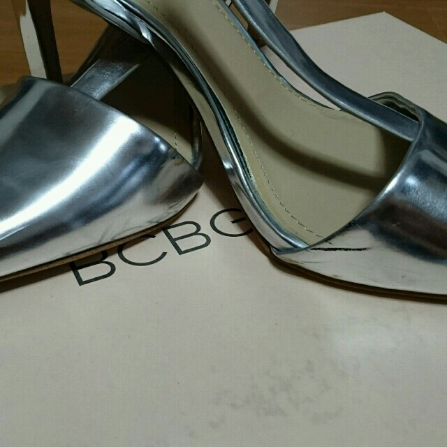 BCBGMAXAZRIA(ビーシービージーマックスアズリア)の【BCBG】シルバーパンプス レディースの靴/シューズ(ハイヒール/パンプス)の商品写真