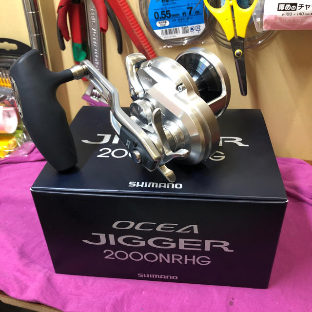 SHIMANO(シマノ)のシマノ 17 オシアジガー 2000NRHG 右 スポーツ/アウトドアのフィッシング(リール)の商品写真