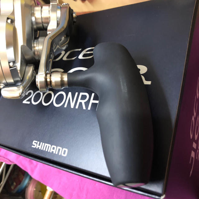 SHIMANO(シマノ)のシマノ 17 オシアジガー 2000NRHG 右 スポーツ/アウトドアのフィッシング(リール)の商品写真