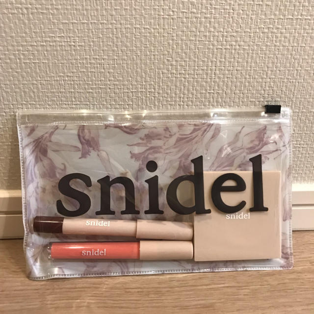 SNIDEL(スナイデル)の【snidel】コスメセット ＆ 花柄ポーチ スナイデル コスメ/美容のキット/セット(コフレ/メイクアップセット)の商品写真