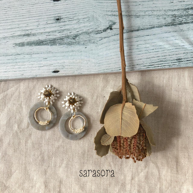 556 white flower×grey ring earrings ハンドメイドのアクセサリー(ピアス)の商品写真