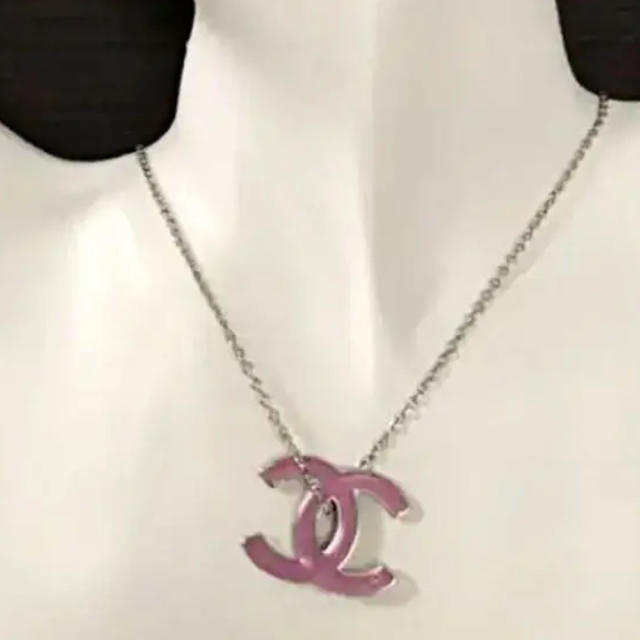 CHANEL(シャネル)の週末セール☆美品☆大胆ピンクシャネル  ペンダント ネックレス ブレス正規品 レディースのアクセサリー(ブレスレット/バングル)の商品写真