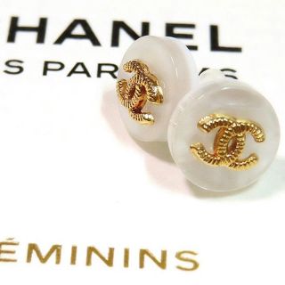 シャネル(CHANEL)のシャネル  シェル ピアス♡CHANEL  正規品 ボタン(ピアス)