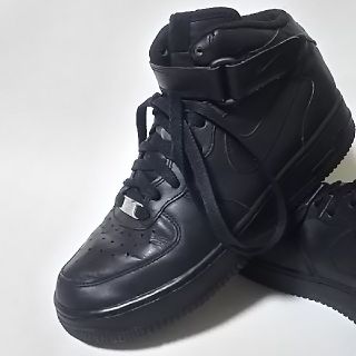 ナイキ(NIKE)の
王道!ナイキエアフォース1ハイカット高級レザースニーカー人気の黒希少25


(スニーカー)