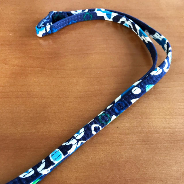 Vera Bradley(ヴェラブラッドリー)のヴェラブラッドリー  ネックストラップ【 Ink Blue 】 スマホ/家電/カメラのスマホアクセサリー(ネックストラップ)の商品写真