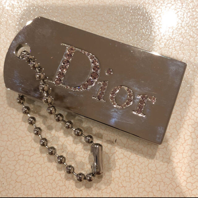 Dior(ディオール)のディオールコスメリップパレットキーチャーム？キーホルダーキラキラストーン限定品 レディースのファッション小物(キーホルダー)の商品写真