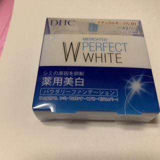 ディーエイチシー(DHC)のDHC 薬用美白 パウダリーファンデーション ナチュラルオークル01 【新品】(ファンデーション)