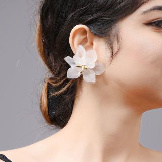 ホワイト フラワー　大振り ピアス　アクリル グラス　白　花(ピアス)