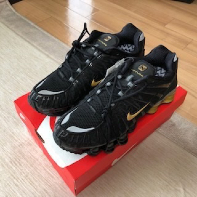 NIKE(ナイキ)のNIKE ショックス ネイマール 27.5 ブラック/ゴールド メンズの靴/シューズ(スニーカー)の商品写真