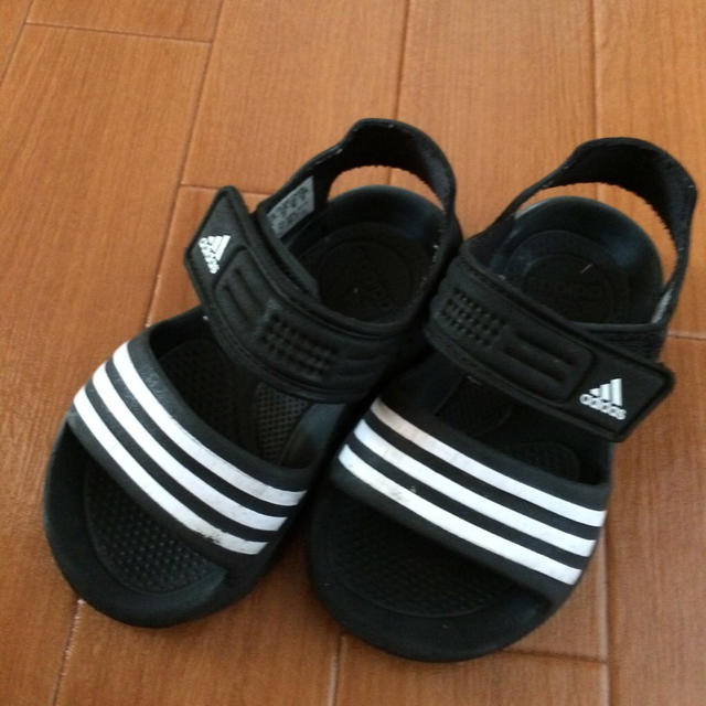 adidas(アディダス)のうーさん🎵専用 キッズ/ベビー/マタニティのキッズ靴/シューズ(15cm~)(サンダル)の商品写真