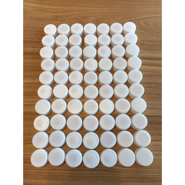 【白キャップ】ペットボトルキャップ70個 ハンドメイドの素材/材料(各種パーツ)の商品写真