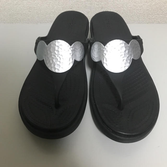 crocs(クロックス)のＷ8 24cm ★ クロックス サンラ ビーチサンダル WEB限定 ブラック レディースの靴/シューズ(サンダル)の商品写真