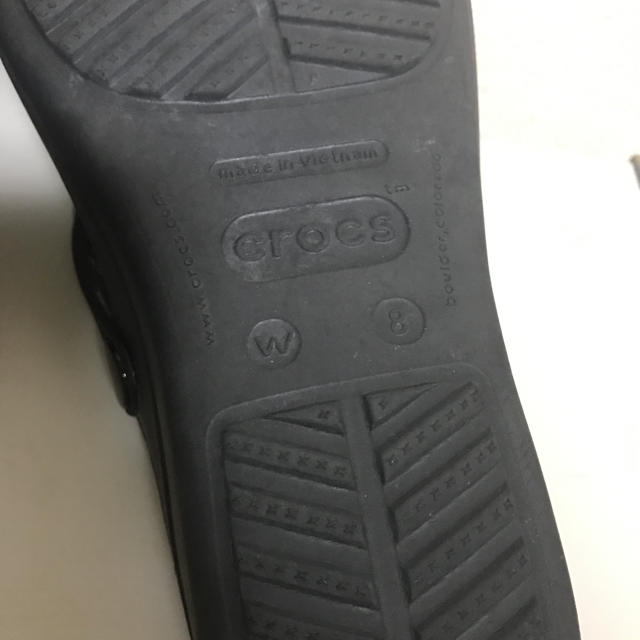 crocs(クロックス)のＷ8 24cm ★ クロックス サンラ ビーチサンダル WEB限定 ブラック レディースの靴/シューズ(サンダル)の商品写真