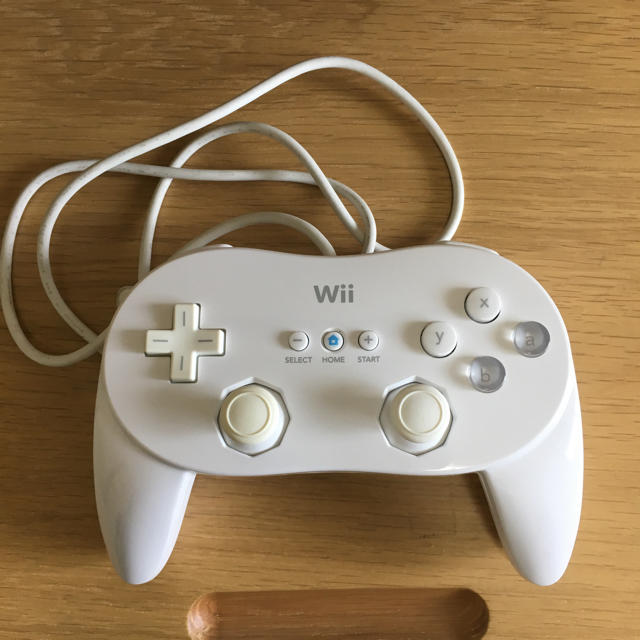 Wii(ウィー)のWii  プロコントローラー ホワイト エンタメ/ホビーのゲームソフト/ゲーム機本体(その他)の商品写真