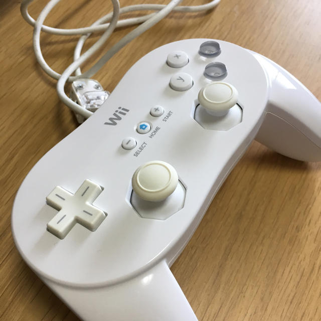 Wii(ウィー)のWii  プロコントローラー ホワイト エンタメ/ホビーのゲームソフト/ゲーム機本体(その他)の商品写真