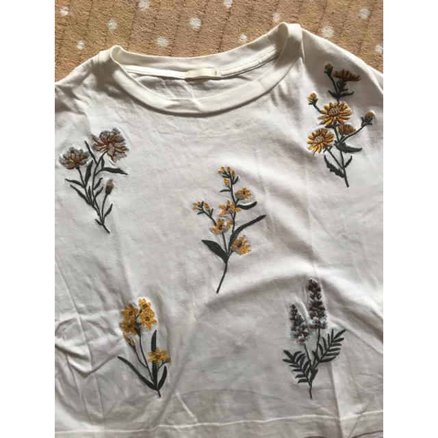 GU(ジーユー)の刺繍 トップス レディースのトップス(Tシャツ(半袖/袖なし))の商品写真