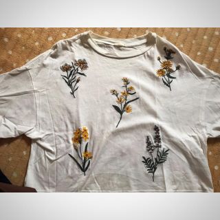 ジーユー(GU)の刺繍 トップス(Tシャツ(半袖/袖なし))