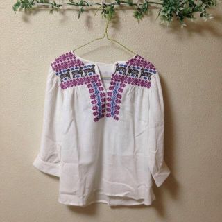 フェリシモ(FELISSIMO)の刺繍トップス haco☺︎(シャツ/ブラウス(半袖/袖なし))