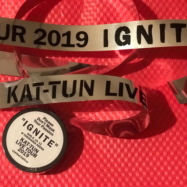KAT-TUN(カトゥーン)のKAT-TUN 2019 IGNITE 銀テフルとマステのセット エンタメ/ホビーのタレントグッズ(アイドルグッズ)の商品写真