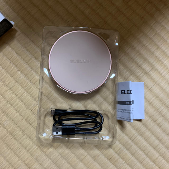 ELECOM(エレコム)のELECOM ワイヤレス充電器 W-QA02GD スマホ/家電/カメラのスマートフォン/携帯電話(バッテリー/充電器)の商品写真