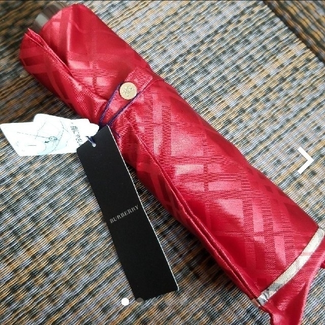 BURBERRY(バーバリー)の★新品★BURBERRY　折り畳み　雨傘 レディースのファッション小物(傘)の商品写真
