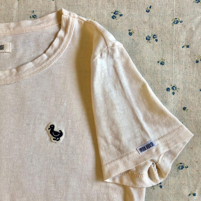 PINK HOUSE(ピンクハウス)のピンクハウス アヒル刺しゅうのワンポイントTシャツ キナリ Mサイズ レディースのトップス(Tシャツ(半袖/袖なし))の商品写真