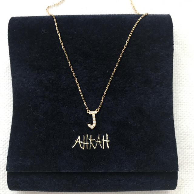 AHKAH(アーカー)の【新品• 未使用】AHKAH イニシャルネックレスJ K18×ダイヤ レディースのアクセサリー(ネックレス)の商品写真