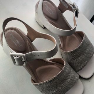 ロックポート(ROCKPORT)のオフィスカジュアルでもOK な Rockport の白とシルバーのサンダル(サンダル)