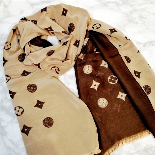レア品❣】ヴィトンモノグラム総柄ショール♡ベージュシルク レア品❣】ヴィトンモノグラム総柄ショール♡ベージュシルク